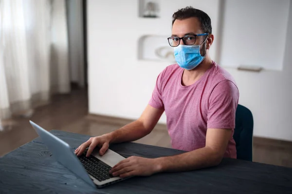 Freelancer Con Máscara Protección Médica Trabajando Desde Casa Los Días — Foto de Stock