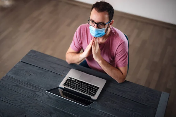 Freelancer Met Medisch Beschermend Masker Werkt Vanuit Huis Dagen Van — Stockfoto