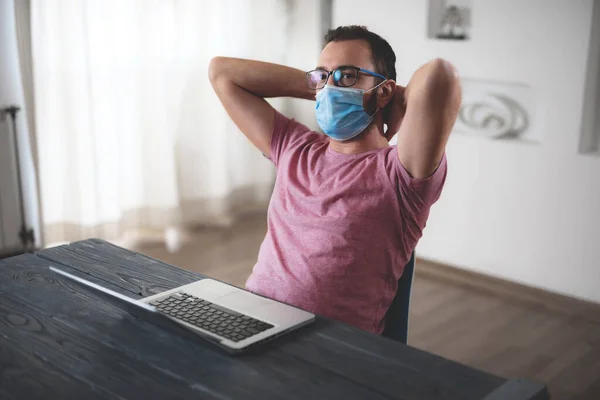 Freelancer Met Medisch Beschermend Masker Werkt Vanuit Huis Dagen Van — Stockfoto