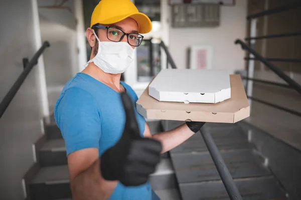 Repartidor Con Máscara Médica Protectora Sosteniendo Caja Pizza Días Virus — Foto de Stock