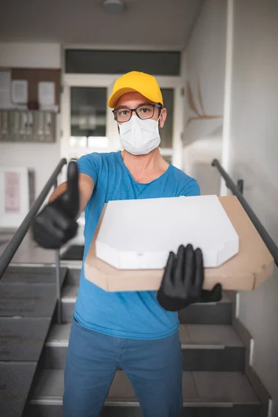 Dostawca Ochronną Maską Medyczną Trzymający Pudełko Pizzy Dni Wirusów Pandemii — Zdjęcie stockowe
