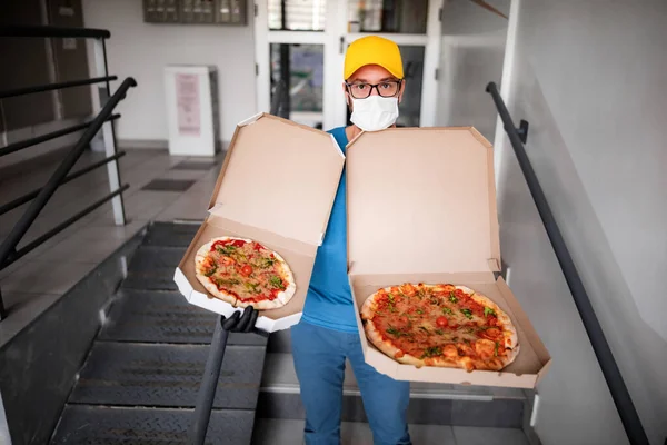Repartidor Con Máscara Médica Protectora Sosteniendo Caja Pizza Días Virus — Foto de Stock