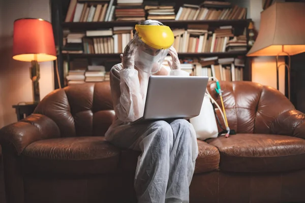 Donna Con Maschera Antivirale Protettiva Uniforme Utilizzando Computer Portatile Casa — Foto Stock