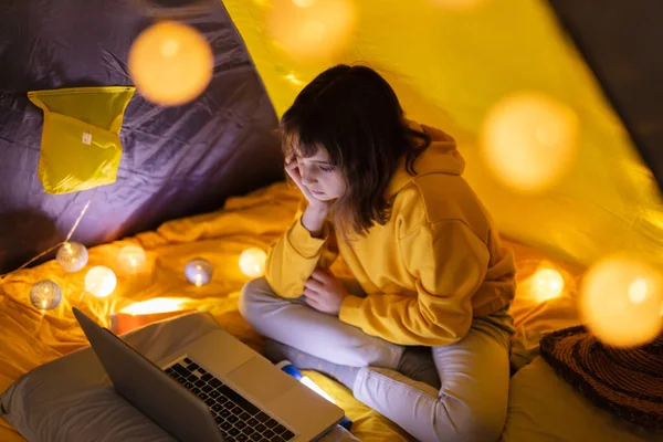 Giovane Studentessa Che Utilizza Computer Portatile Scuola Casa Una Tenda — Foto Stock