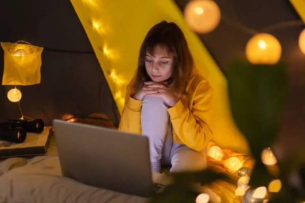 Giovane Studentessa Che Utilizza Computer Portatile Scuola Casa Una Tenda — Foto Stock