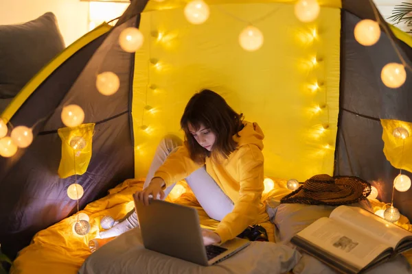 Giovane Studentessa Che Utilizza Computer Portatile Scuola Casa Una Tenda — Foto Stock