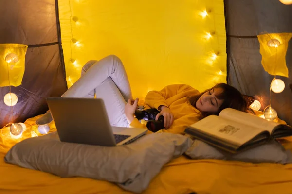 Giovane Studentessa Che Utilizza Computer Portatile Scuola Casa Una Tenda — Foto Stock