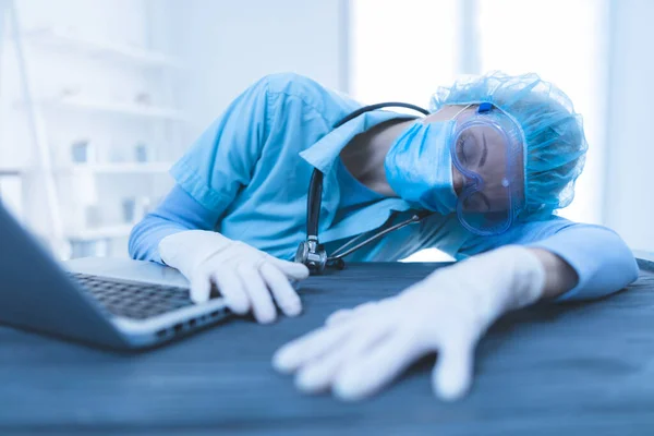 Médico Enfermero Cirujano Psicólogo Cansado Durmiendo Trabajar Línea Hogar Oficina —  Fotos de Stock
