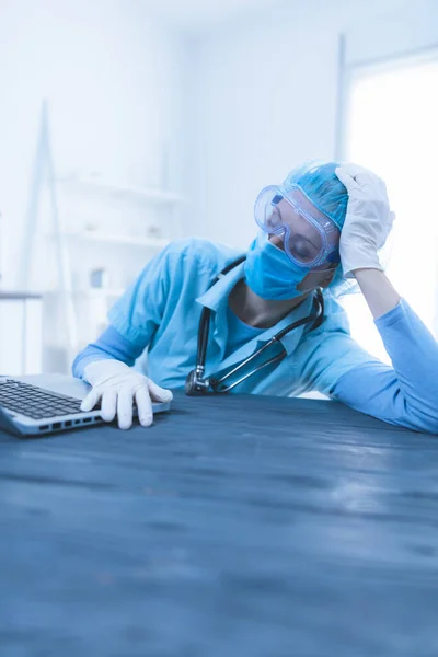Médico Enfermero Cirujano Psicólogo Cansado Durmiendo Trabajar Línea Hogar Oficina —  Fotos de Stock