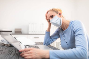 İnternette özel ders veren koruyucu maskeli bir öğretmen.. 