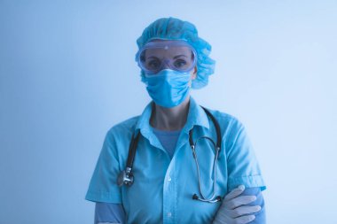 Tıp doktoru, hemşire, cerrah, koruyucu maske, gözlük ve eldivenlerle çalışan psikolog panik ve salgın günlerinde insanlara yardım ediyor..