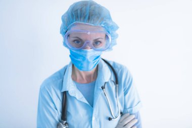 Tıp doktoru, hemşire, cerrah, koruyucu maske, gözlük ve eldivenlerle çalışan psikolog panik ve salgın günlerinde insanlara yardım ediyor..