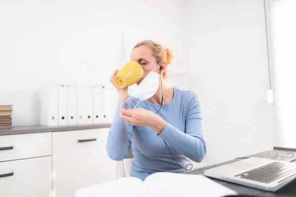 Online Leraar Met Een Beschermend Masker Bijles Het Internet Problemen — Stockfoto