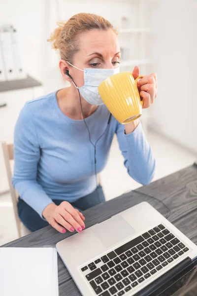 Online Lehrer Mit Schutzmaske Beim Nachhilfeunterricht Über Das Internet Ärger — Stockfoto