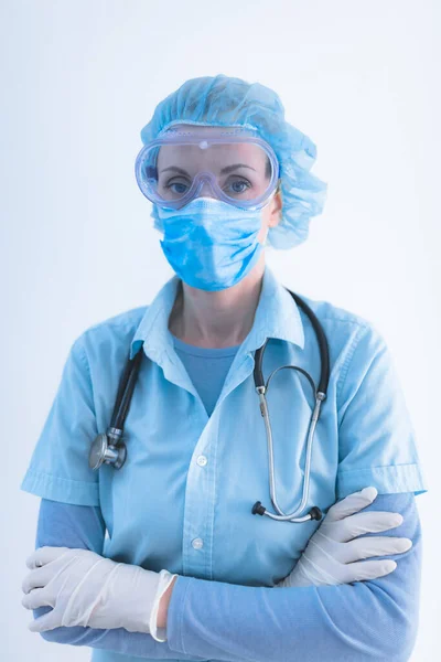 外科医生 戴防护面具的心理学家 眼镜和手套 在恐慌 大流行的日子里帮助人们 — 图库照片