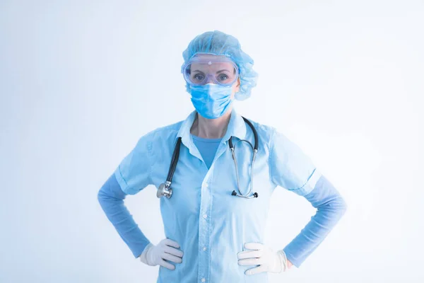 外科医生 戴防护面具的心理学家 眼镜和手套 在恐慌 大流行的日子里帮助人们 — 图库照片