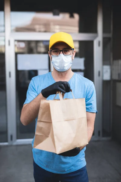 Repartidor Con Máscara Protectora Guantes Caja Sujeción Bolsa Con Comestibles — Foto de Stock