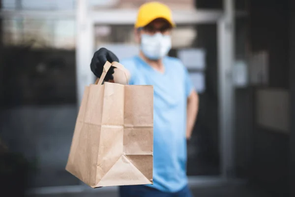 Repartidor Con Máscara Protectora Guantes Caja Sujeción Bolsa Con Comestibles — Foto de Stock