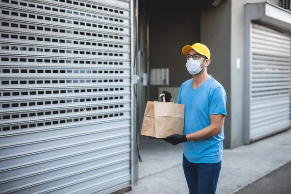 Repartidor Con Máscara Protectora Guantes Caja Sujeción Bolsa Con Comestibles — Foto de Stock