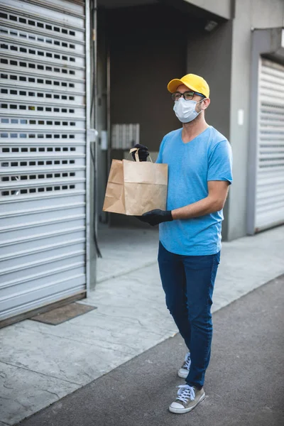 Repartidor Con Máscara Protectora Guantes Caja Sujeción Bolsa Con Comestibles — Foto de Stock