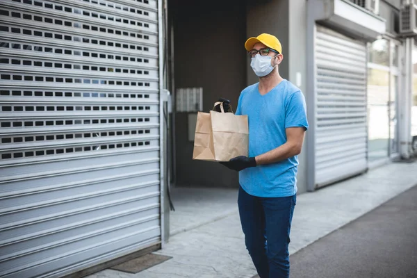 Repartidor Con Máscara Protectora Guantes Caja Sujeción Bolsa Con Comestibles — Foto de Stock