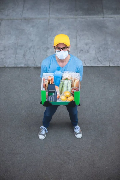 Pengiriman Pria Dengan Pelindung Masker Kotak Tas Dengan Bahan Makanan — Stok Foto