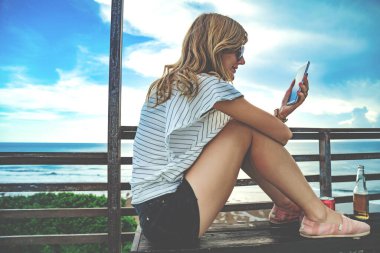 Bira içmenin ve tatilde deniz manzarasına bakmanın tadını çıkarıyorum..