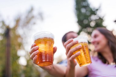 Arkadaşlar arka bahçede bira içerek eğleniyorlar..