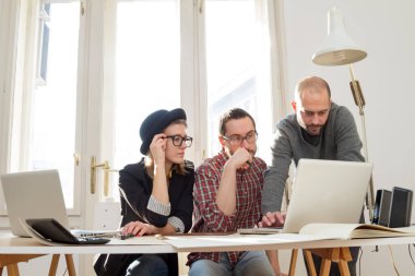 Evden çalışan serbest çalışan birkaç kişi bilgisayarlarını uzaktan kullanıyor..