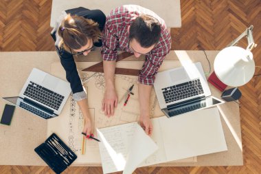 Evden çalışan serbest çalışan birkaç kişi bilgisayarlarını uzaktan kullanıyor..