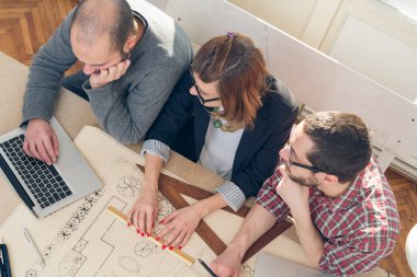 Evden çalışan serbest çalışan birkaç kişi bilgisayarlarını uzaktan kullanıyor..