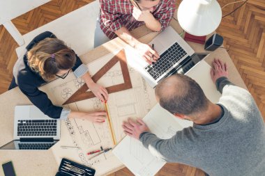 Evden çalışan serbest çalışan birkaç kişi bilgisayarlarını uzaktan kullanıyor..