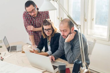 Evden çalışan serbest çalışan birkaç kişi bilgisayarlarını uzaktan kullanıyor..