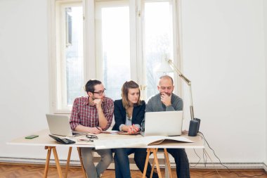 Evden çalışan serbest çalışan birkaç kişi bilgisayarlarını uzaktan kullanıyor..