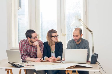 Evden çalışan serbest çalışan birkaç kişi bilgisayarlarını uzaktan kullanıyor..