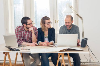 Evden çalışan serbest çalışan birkaç kişi bilgisayarlarını uzaktan kullanıyor..