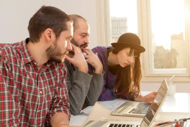 Evden çalışan serbest çalışan birkaç kişi bilgisayarlarını uzaktan kullanıyor..