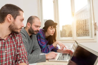 Evden çalışan serbest çalışan birkaç kişi bilgisayarlarını uzaktan kullanıyor..