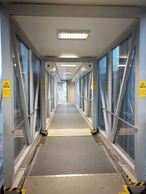 Uçaktan terminal bağlantı köprüsüne, hiç kimse olmadan, uçuşlar iptal edildi.