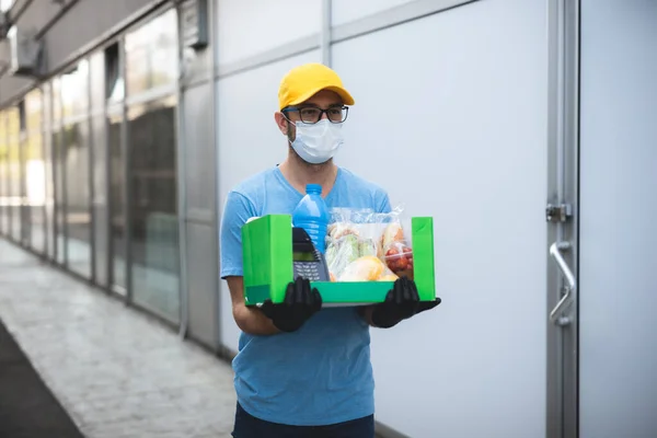 Leverancier Met Beschermend Masker Doos Tas Met Boodschappen Pos Voor — Stockfoto