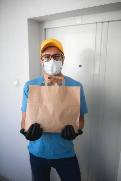 식료품과 가방을 보호용 마스크를 지불을 Pos — 스톡 사진