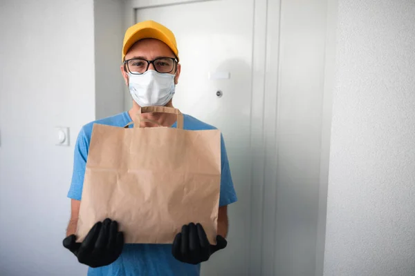 식료품과 가방을 보호용 마스크를 지불을 Pos — 스톡 사진