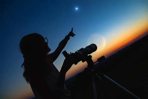 Bir Kadın Silueti Alacakaranlık Gökyüzü Ile Teleskop — Stok fotoğraf