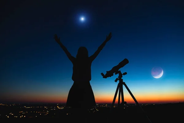 Silhouette Une Femme Télescope Avec Ciel Crépusculaire — Photo