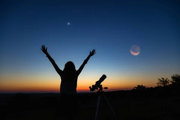 Silhuett Kvinna Och Teleskop Med Skymning Himmel — Stockfoto