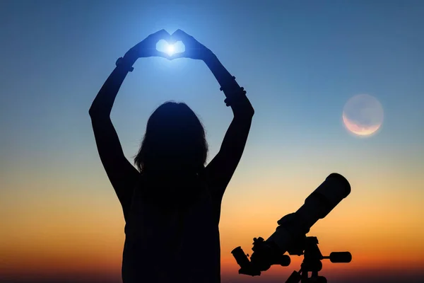 Silhouette Woman Telescope Twilight Sky — Stock Photo, Image