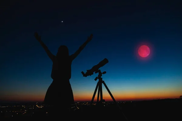 Silhouette Einer Frau Und Teleskop Mit Dämmerungshimmel — Stockfoto