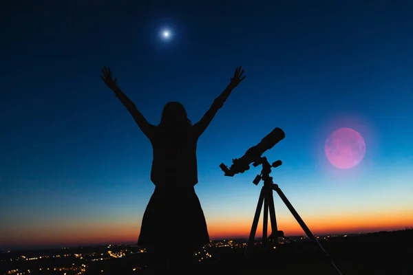 Silueta Una Mujer Telescopio Con Cielo Crepuscular —  Fotos de Stock