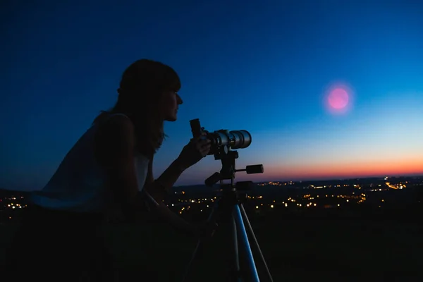 Silhouet Van Een Vrouw Telescoop Met Schemerlucht — Stockfoto