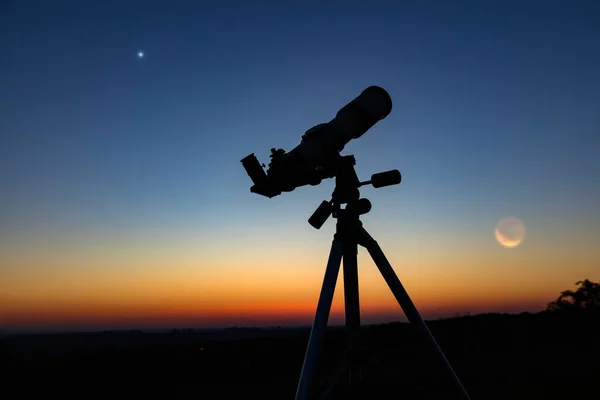 Silhueta Telescópio Astronomia Com Céu Crepúsculo — Fotografia de Stock